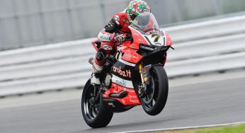 Marco Melandri vergezelt Chaz Davies en Davide Giugliano tijdens Misano test