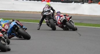 Tom Lüthi wint Moto2 race in Silverstone, Sam Lowes crasht