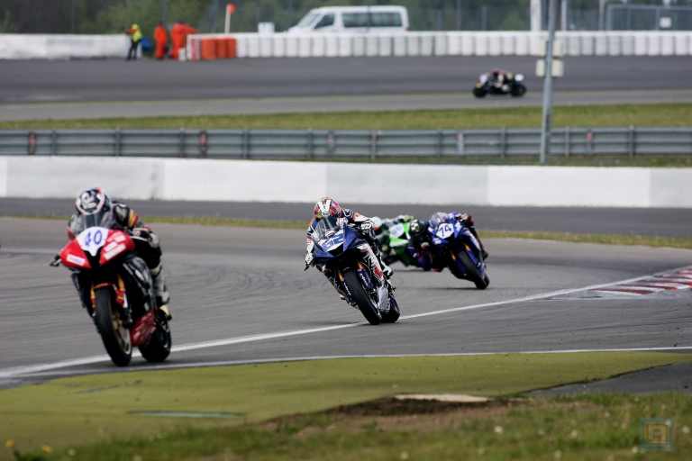 IDM Supersport 600: Kevin Wahr wint seizoensopener, Vasco van der Valk vijfde