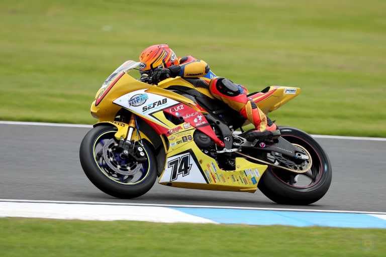 Jaimie van Sikkelerus laat sterke indruk achter in het WK Supersport in Donington