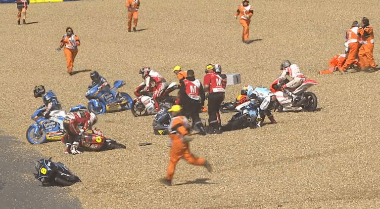 Mega crash zorgt voor rode vlag in Moto3 race Franse Grand Prix
