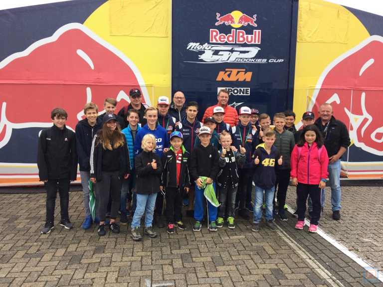 RACE-KIDS op de foto met hun helden tijdens Motul TT Assen