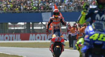 Marc Márquez wint hectisch MotoGP spektakelstuk in Assen