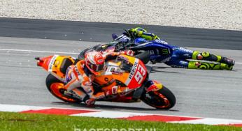 Márquez wint intense MotoGP race in Maleisië, Rossi crasht vanuit koppositie
