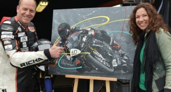 Kunstenares schildert motorcoureur Rintje Ritsma voor het goede doel
