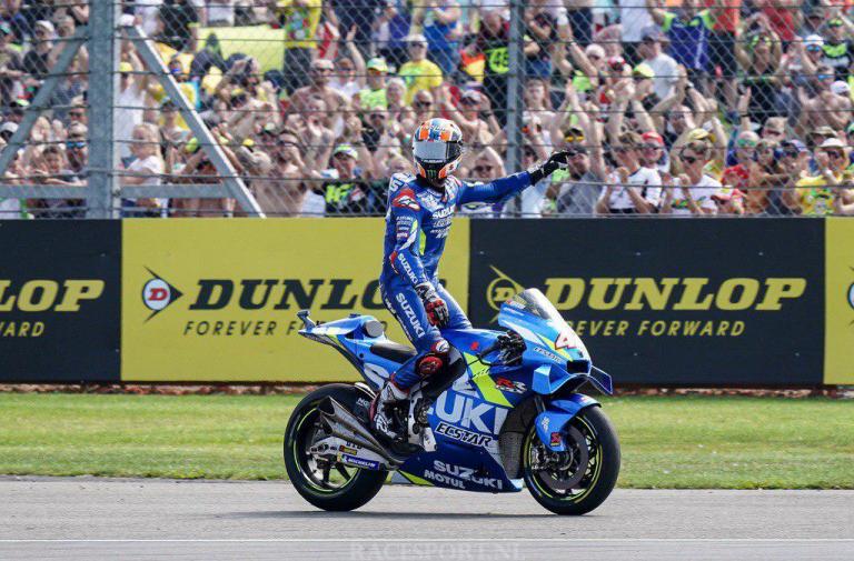 Rins wint voor Márquez op Silverstone dankzij briljante inhaalactie