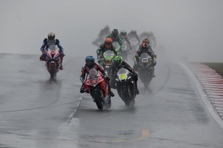 BSB Donington Park: race op zaterdag afgelast vanwege noodweer, drie races op zondag