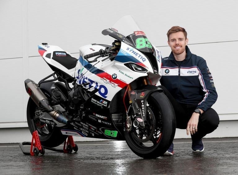 Danny Buchan in 2021 met Synetiq BMW in British Superbike naast Andrew Irwin